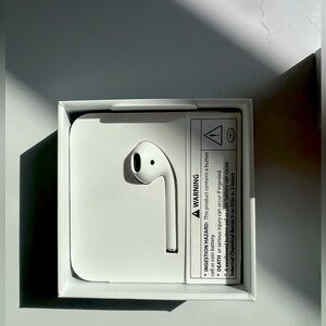 Apple *RIGHT ONLY** AirPod Second Generation